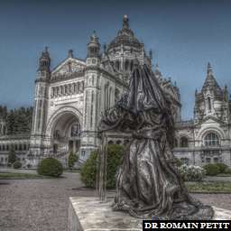 Illustration de la référence HDRI Basilique Sainte-Thérèse de Lisieux - Facade droite et sculpture 