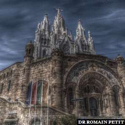 HDRI Eglise du Sagrat Cor - Barcelone - Facade vu du bas